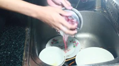 Yemekten sonra bulaşıkları yıka