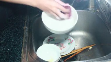 Yemekten sonra bulaşıkları yıka