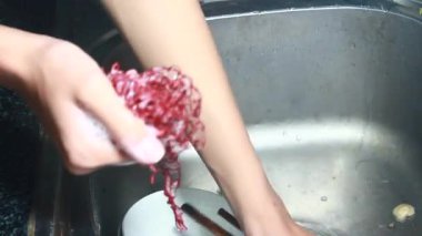 Yemekten sonra bulaşıkları yıka