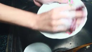 Yemekten sonra bulaşıkları yıka