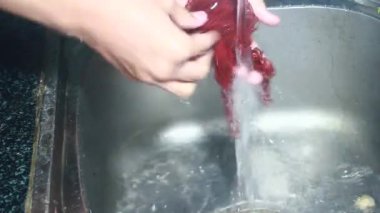 Yemekten sonra bulaşıkları yıka