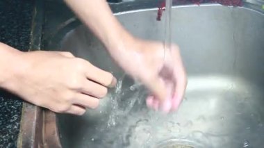 Yemekten sonra bulaşıkları yıka