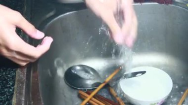 Yemekten sonra bulaşıkları yıka