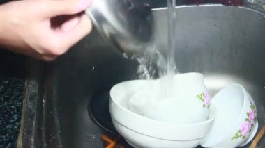 Yemekten sonra bulaşıkları yıka