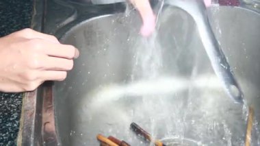 Yemekten sonra bulaşıkları yıka