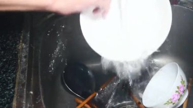 Yemekten sonra bulaşıkları yıka