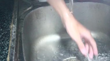 Yemekten sonra bulaşıkları yıka