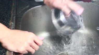 Yemekten sonra bulaşıkları yıka