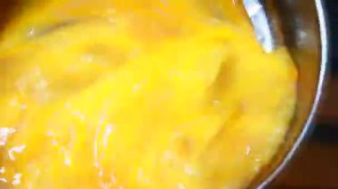 Biraz kızarmış yumurta yap.