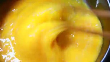 Biraz kızarmış yumurta yap.