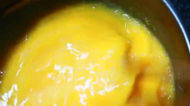 Biraz kızarmış yumurta yap.