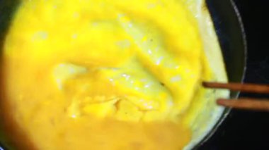 Biraz kızarmış yumurta yap.