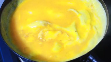 Biraz kızarmış yumurta yap.