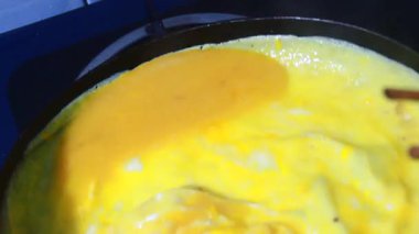 Biraz kızarmış yumurta yap.