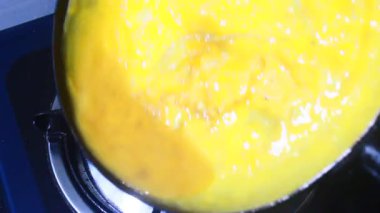 Biraz kızarmış yumurta yap.