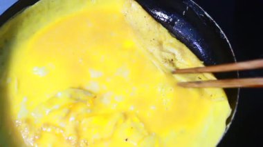 Biraz kızarmış yumurta yap.