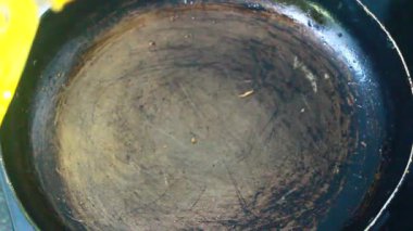 Biraz kızarmış yumurta yap.