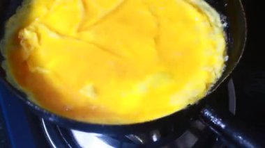 Biraz kızarmış yumurta yap.