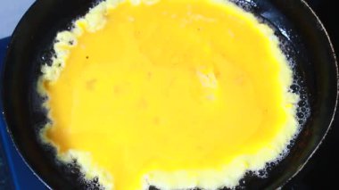 Biraz kızarmış yumurta yap.