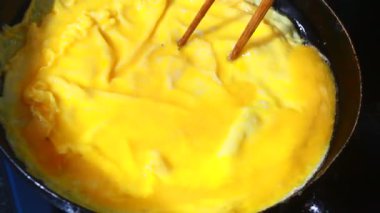 Biraz kızarmış yumurta yap.