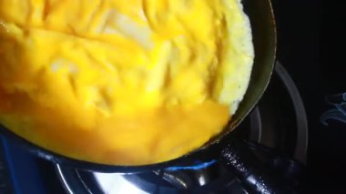 Biraz kızarmış yumurta yap.