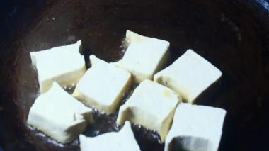 Balık soslu kızarmış tofu.