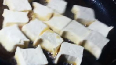 Balık soslu kızarmış tofu.