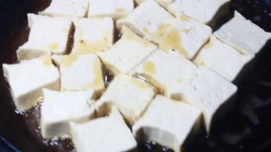 Balık soslu kızarmış tofu.