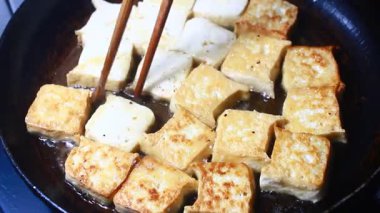 Balık soslu kızarmış tofu.