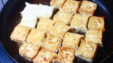 Balık soslu kızarmış tofu.