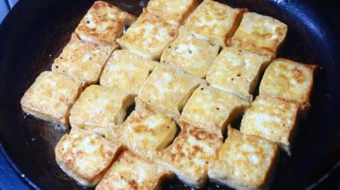 Balık soslu kızarmış tofu.