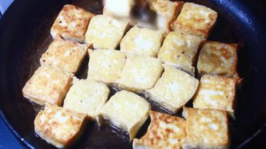 Balık soslu kızarmış tofu.