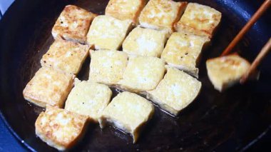 Balık soslu kızarmış tofu.