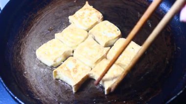 Balık soslu kızarmış tofu.