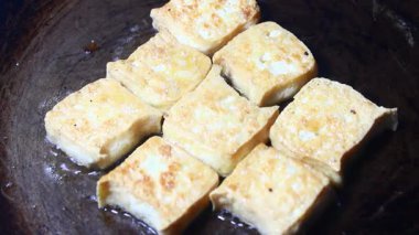 Balık soslu kızarmış tofu.