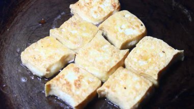 Balık soslu kızarmış tofu.