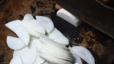 Dilimlenmiş beyaz turp ve kohlrabi.