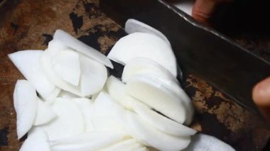 Dilimlenmiş beyaz turp ve kohlrabi.