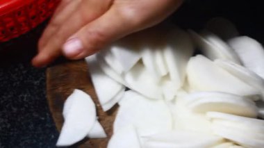 Dilimlenmiş beyaz turp ve kohlrabi.