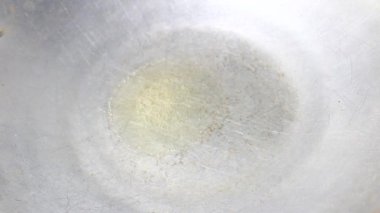 Dilimlenmiş beyaz turp ve kohlrabi.