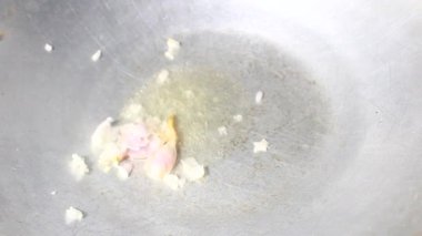 Dilimlenmiş beyaz turp ve kohlrabi.