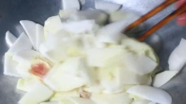 Dilimlenmiş beyaz turp ve kohlrabi.
