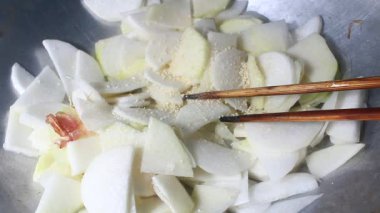 Dilimlenmiş beyaz turp ve kohlrabi.