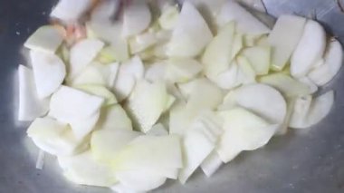 Dilimlenmiş beyaz turp ve kohlrabi.