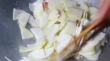 Dilimlenmiş beyaz turp ve kohlrabi.