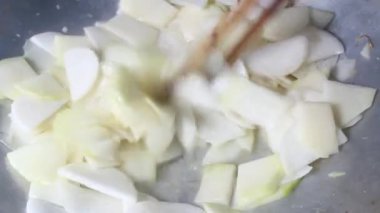 Dilimlenmiş beyaz turp ve kohlrabi.