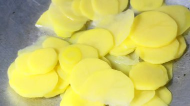 Tavada sotelenmiş patates.