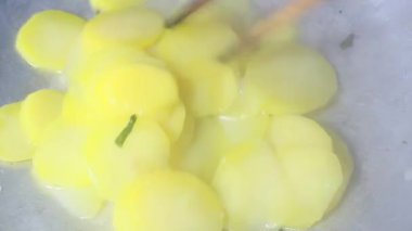 Tavada sotelenmiş patates.