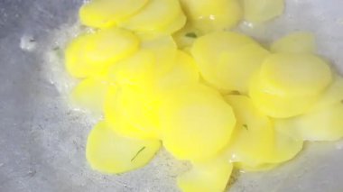 Tavada sotelenmiş patates.