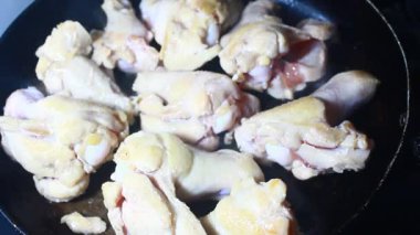 Tavada kızarmış tavuk.